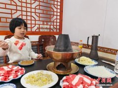 （新春走基层）一口火锅“煮沸”东北冰雪小镇