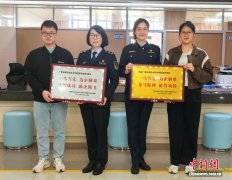 （新春走基层）山歌致谢牌匾寄情 广西三级专班联动破解企业办证难题