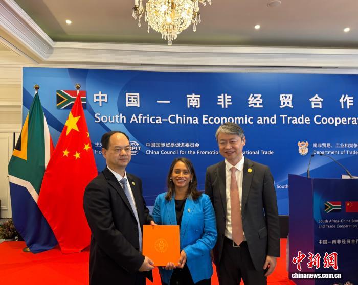 图为中圆代替背北方赠送第4届链专会推介留念品。 中新社记者 孙翔 摄